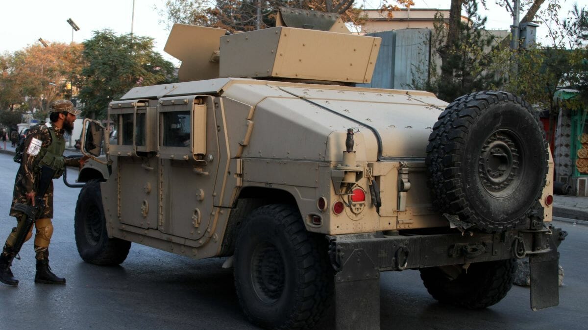 Taliban-Patrouille nach dem anschlag auf das Krankenhaus in Kabul