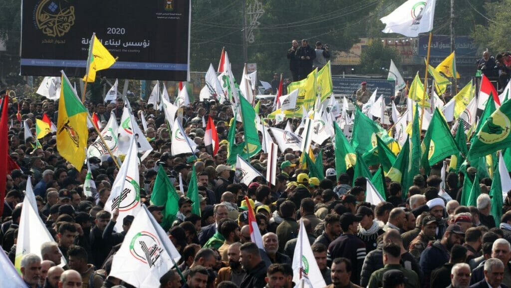 Flaggen der Kataib Hisbollah bei Begräbnisfeierlichkeiten für ihren von den USA getöteten Führers Any Mahdi al-Muhandis