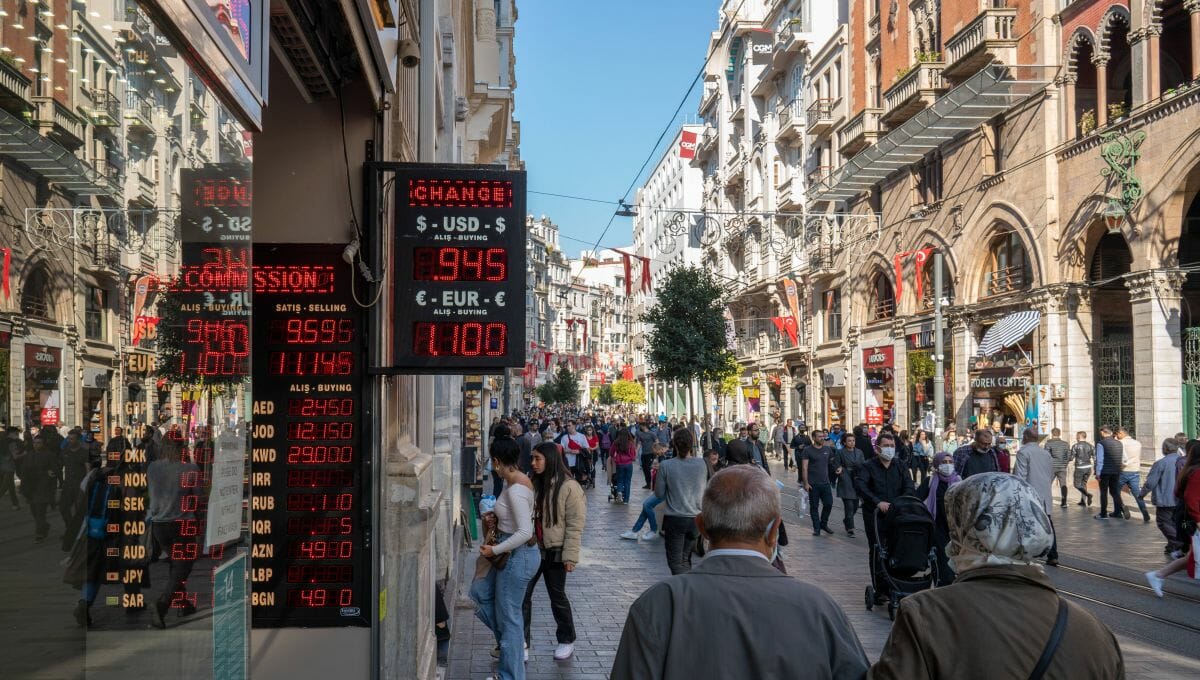 Aufgrund des Währungsverfalls muss die Türkei immer neue Kredite zur Zinsenzahlung aufnehmen