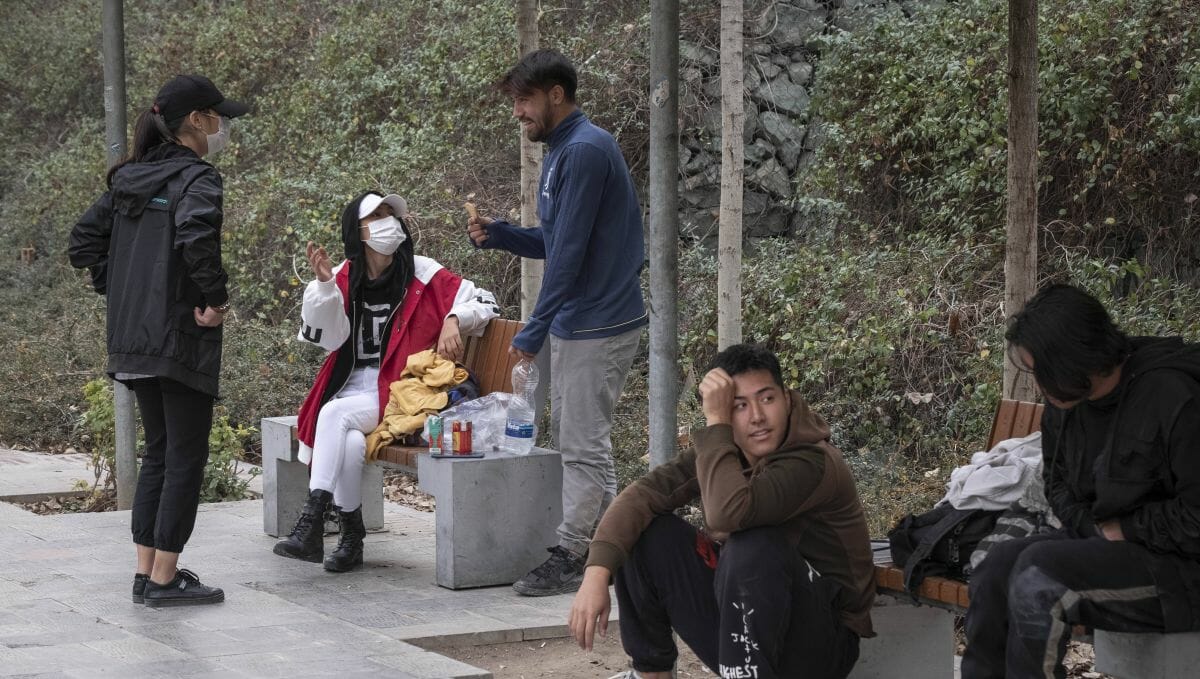 Jugendliche afghanische flüchtlinge in einem Park in Teheran