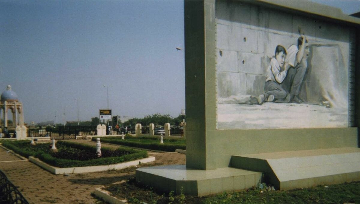 Darstellung der ikonischen Szene in der "Avenue Al Qoods" (Jerusalem Avenue) in Mali