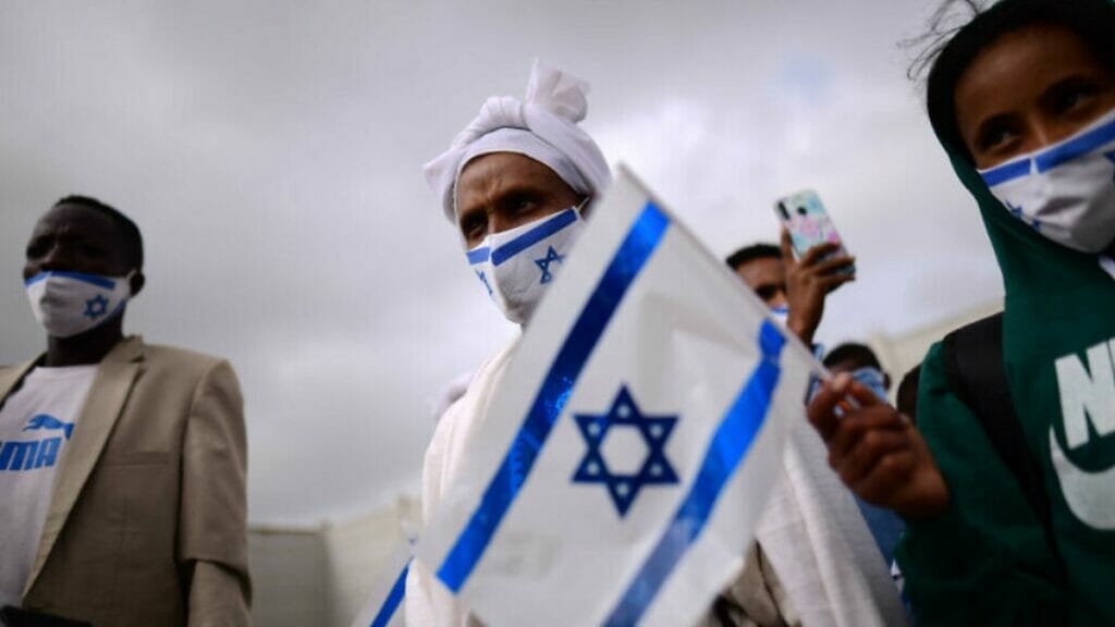 Mitglieder der äthiopischen Falashmura-Gemeinde kommen am Ben-Gurion-Flughafen in Tel Aviv an