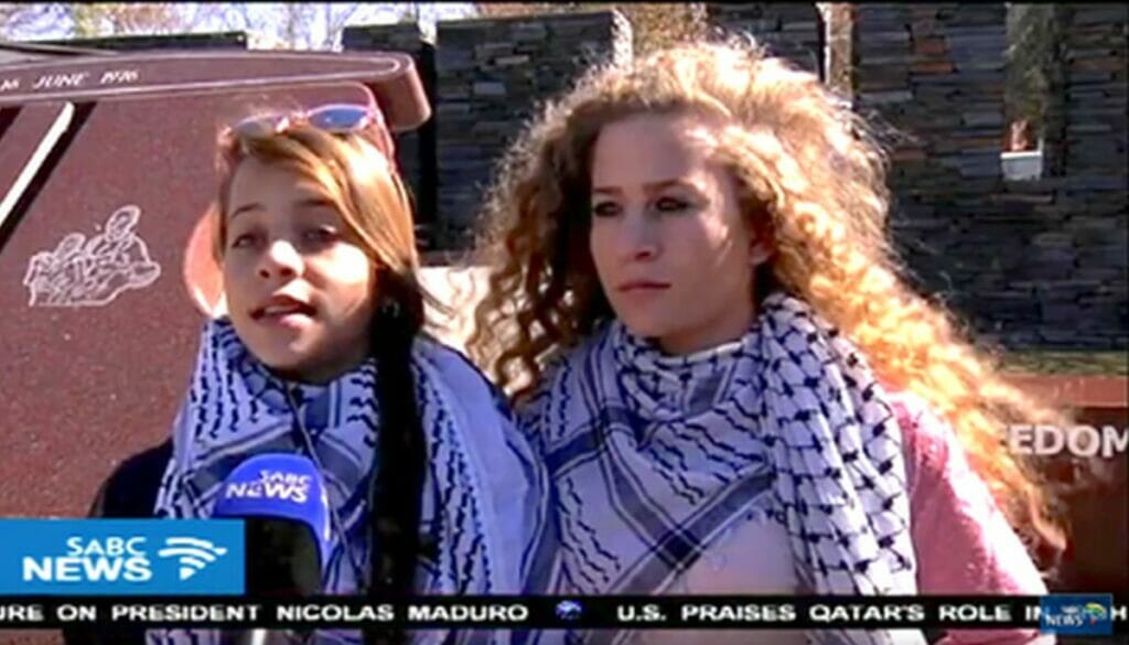 Janna Jihad (li.) mit ihrer Cousine Ahed Tamimi (re.)