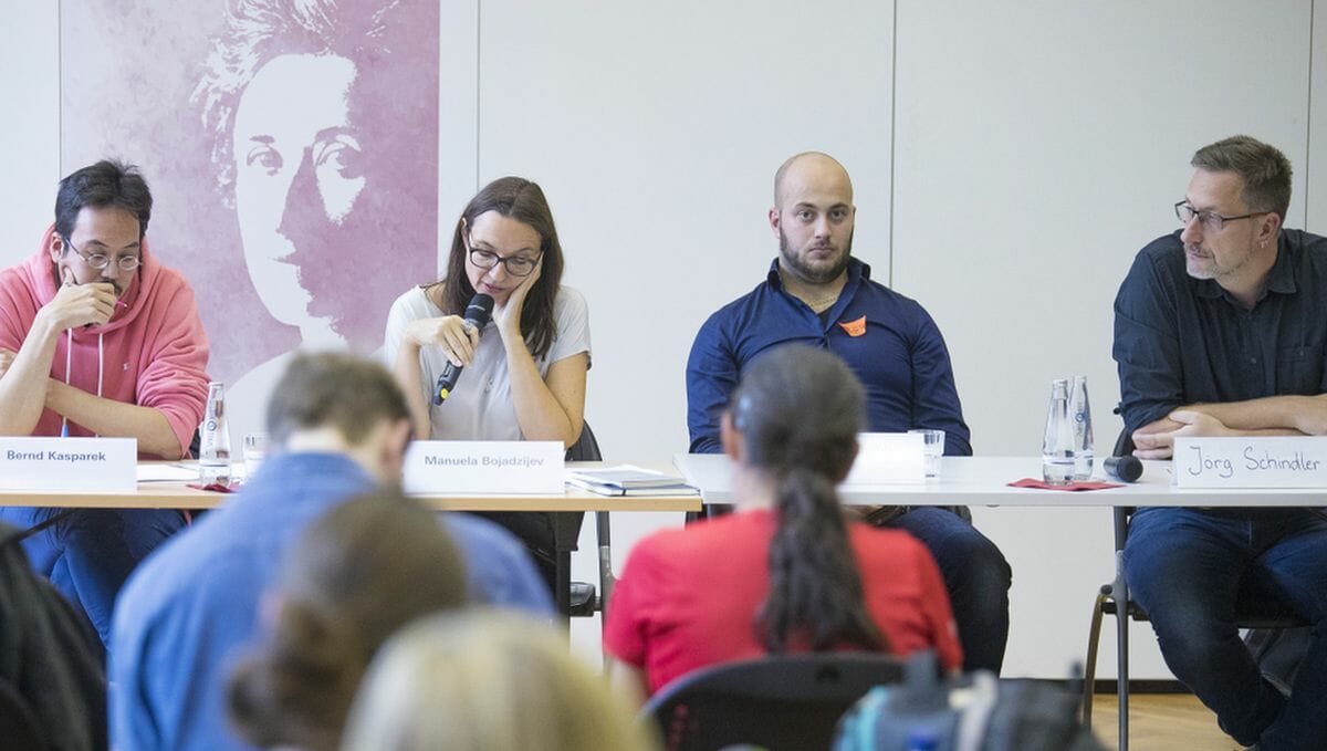 Jules El-Khatib (2. v. re.) steht als Teil einer Doppelspitze der nordrhein-westfälischen Linkspartei vor