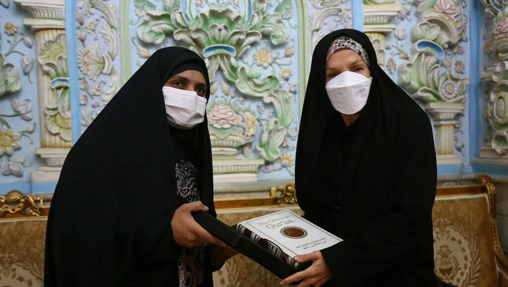 Die australische Botschafterin im Iran, Lyndall Sachs, bei ihrem Besuch in Ghom