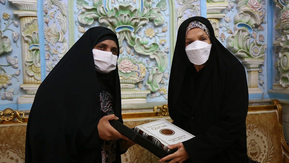 Die australische Botschafterin im Iran, Lyndall Sachs, bei ihrem Besuch in Ghom