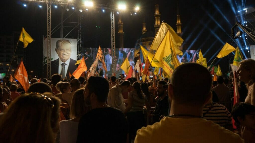 Libanon 2016: Anhänger von Aoun feiern mit Hisbollah-Fahnen seinen Wahl zum Präsidenten