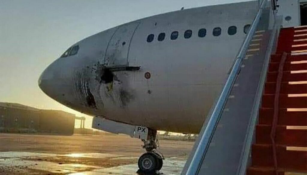 Das von einer Rakete beschädigte Zivilflugzeug am Bagdader Flughafen