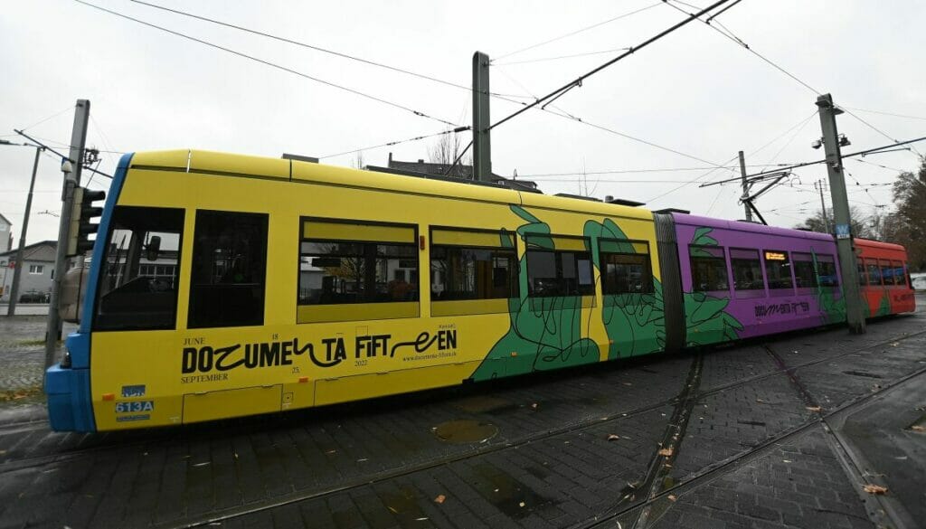 Kasseler Straßenbahn im Documenta-Design
