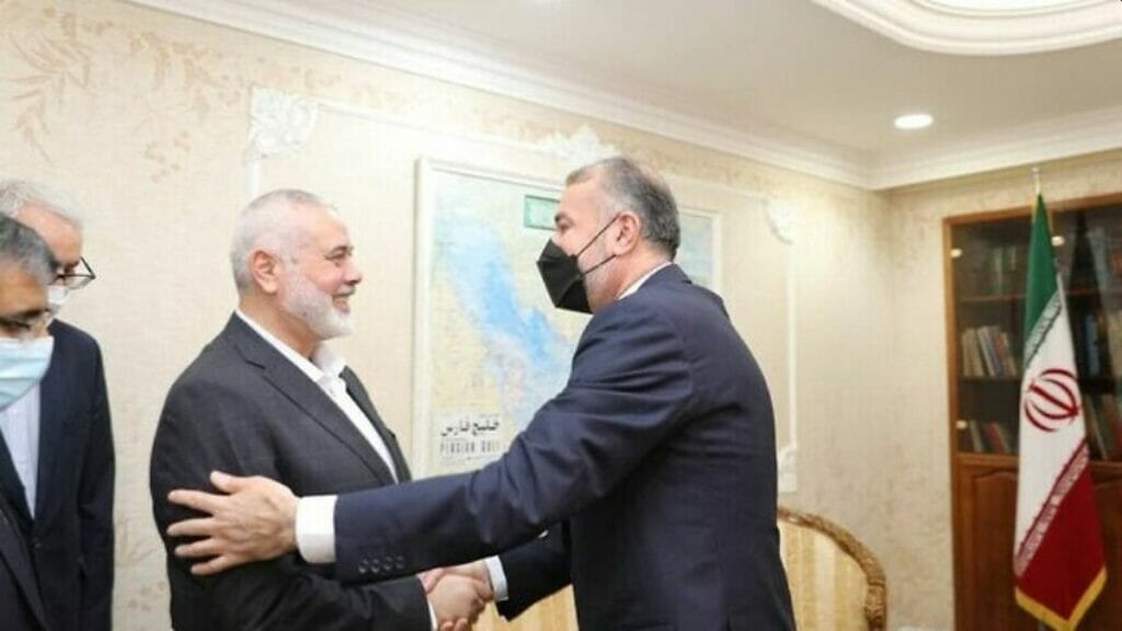 Irans Außenmminister Hossein Amir-Abdollahian Hamasführer Ismail Haniyeh bei ihrem Treffen in Katar