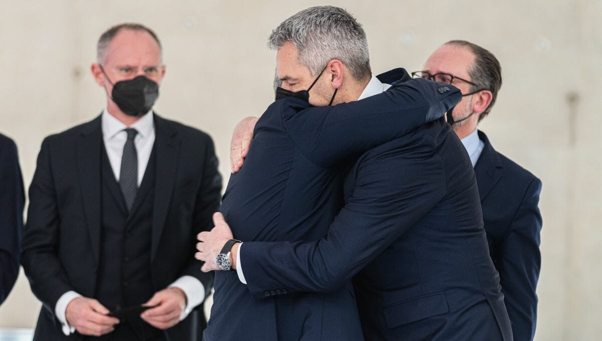 Österreichs Kanzler Karl Nehammer und Israels Außenminister Yair Lapid in Mauthausen