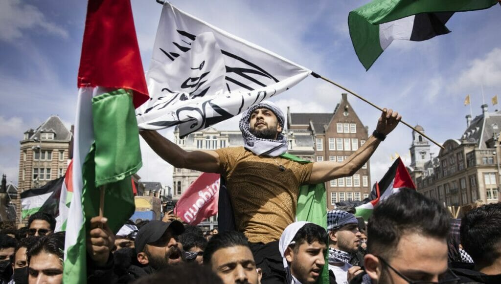 Flagge der PFLP-Vorfelorganisation Samidoun auf einer antiisraelsichen Dmonstration in Amsterdam