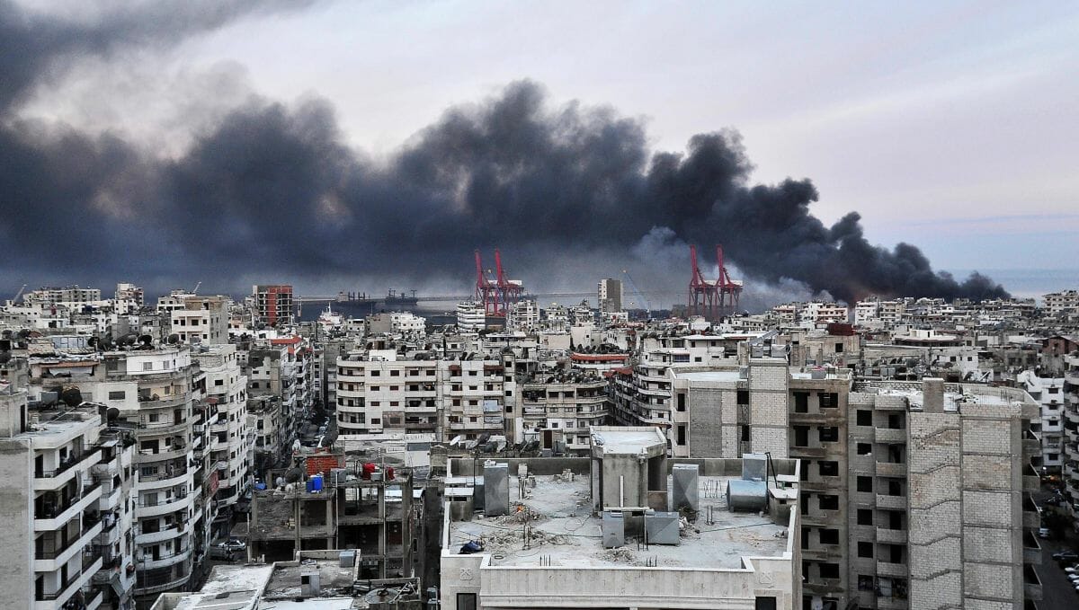 Rauchschwaden über dem Hafen von Latakia nach einem israelischen Luftangriff