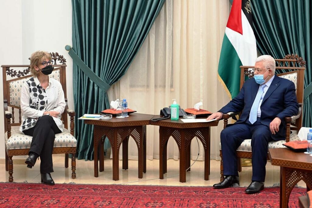 Agnès Callamard, Vorsitzende von Amnesty International, zu Besuch bei Mahmud Abbas in Ramallah. Obwohl Juden von der Palästinensischen Autonomiebehörde rechtlich diskriminiert werden, hat Amnesty dort noch nie "Apartheid" zu erkennen vermocht. (© <a href="http://www.imago-images.de">imago images</a>/ZUMA Wire)