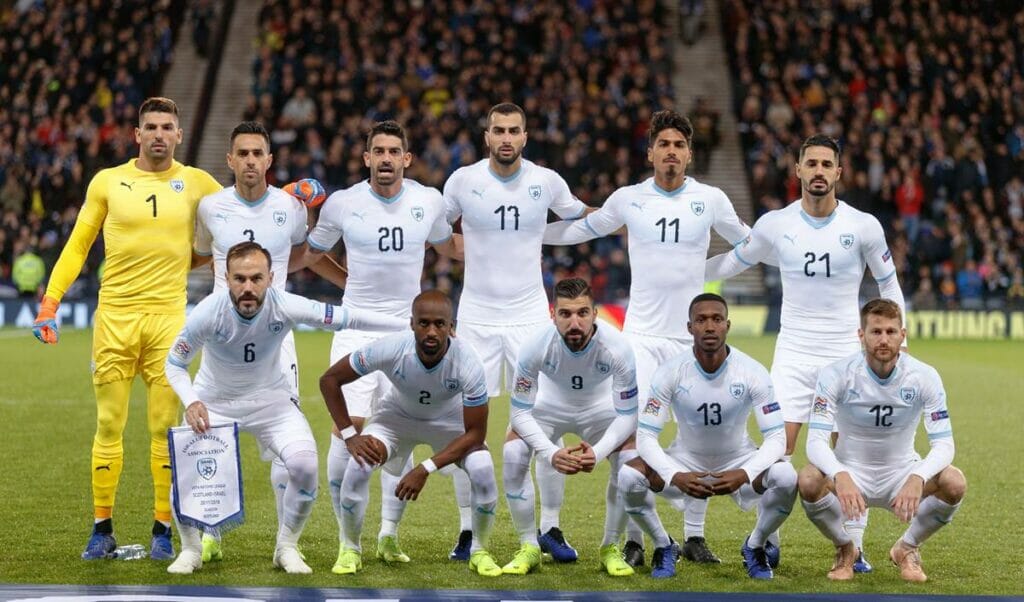 So sieht das Fußball-Nationalteam eines Landes aus, in dem laut Amnesty International »Apartheid« herrschen soll: Die israelische Mannschaft vor einem Länderspiel gegen Schottland. (© imago images/Shutterstock)