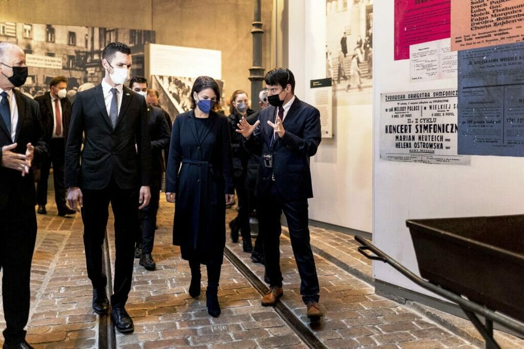 Die deutsche Außenministerin bei Besuch des Museums der israelischen Holocaust-Gedenkstätte Yad Vashem. (© imago images/photothek)