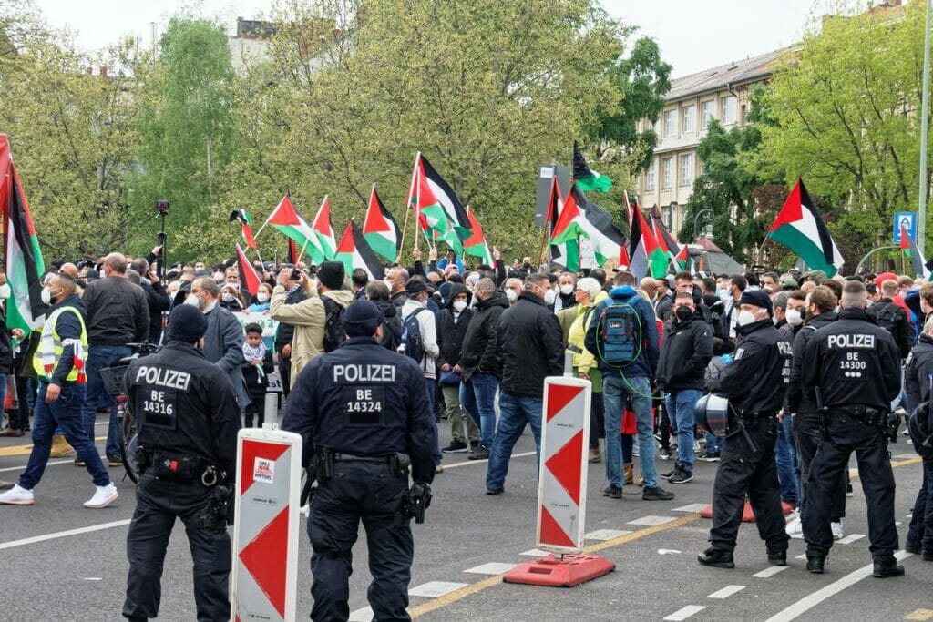Die Zahl antisemitischer Straftaten in Deutschland ist dramatisch gestiegen. Die Statistik beinhaltet auch Vorfälle im Zuge israelfeindlicher Aufmärsche wie diesem in Berlin-Neukölln während des Gaza-Krieges. (© imago images/Jürgen Held)
