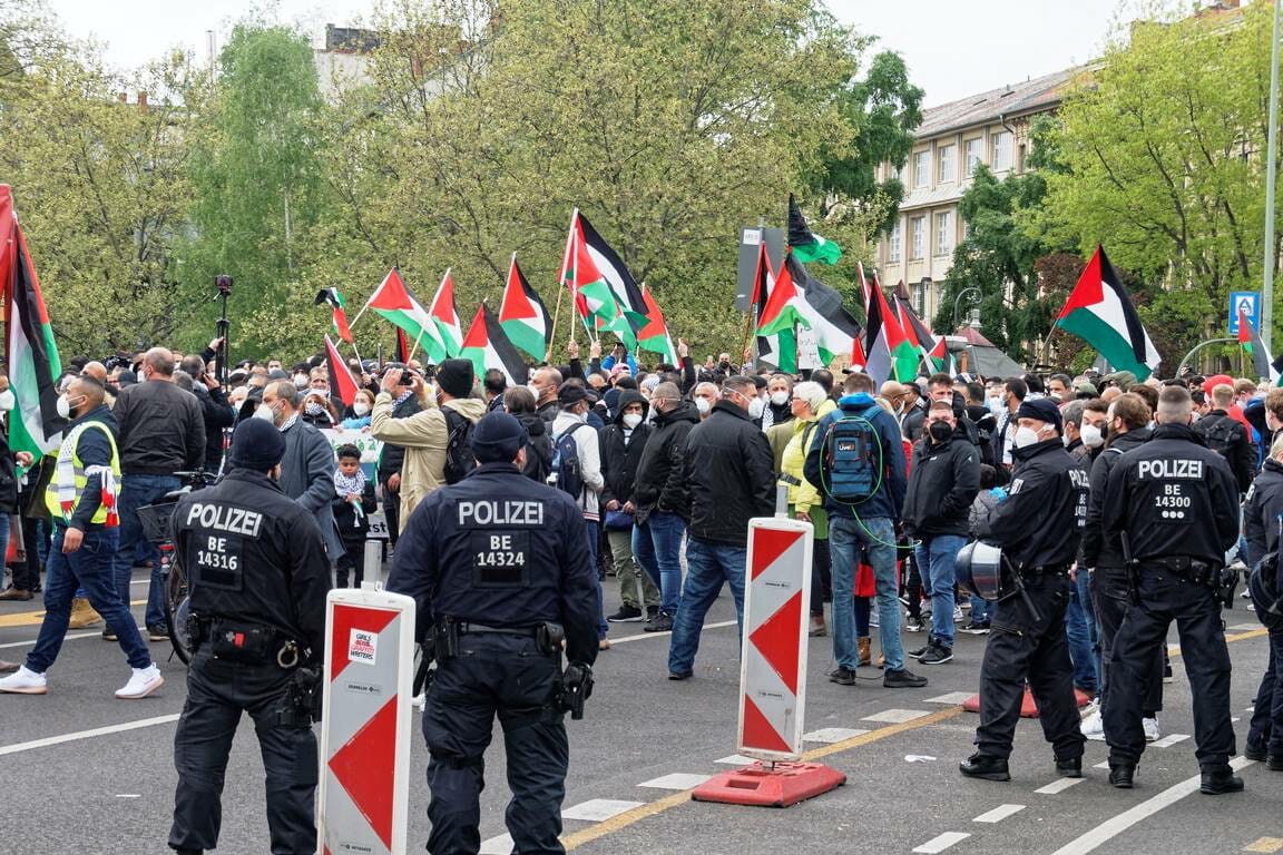 Die Zahl antisemitischer Straftaten in Deutschland ist dramatisch gestiegen. Die Statistik beinhaltet auch Vorfälle im Zuge israelfeindlicher Aufmärsche wie diesem in Berlin-Neukölln während des Gaza-Krieges. (© imago images/Jürgen Held)