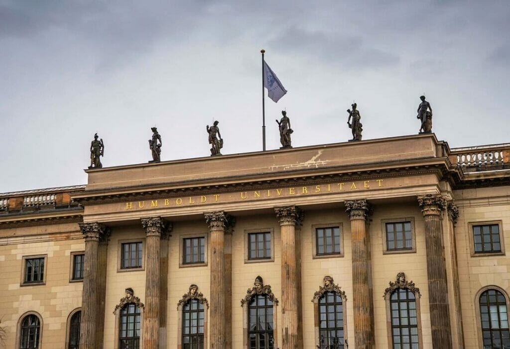 Auch an der Humboldt-Uni in Berlin steht die Frage im Raum: Was tun mit Israelhassern unter den Lehrenden? (© imago images/Bernd Friedel)