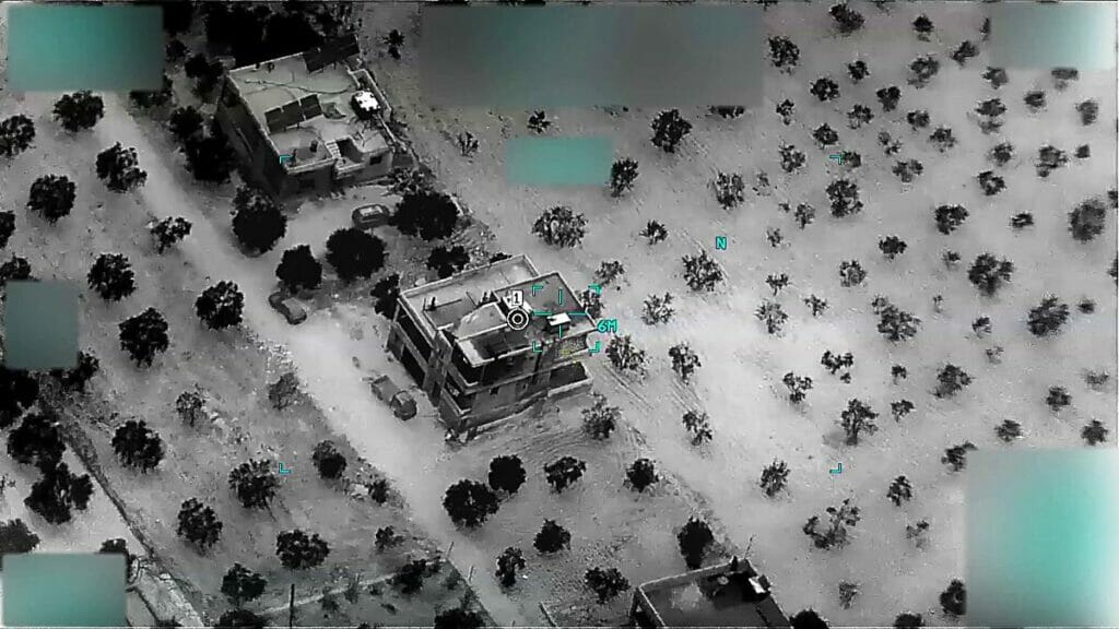 Luftaufnahme des Hauses von IS-Führer al-Quraischi, aufgenommen vor der Operation, im Zuge derer er sich selbst in die Luft gesprengt hat. (© imago images/ZUMA Wire)