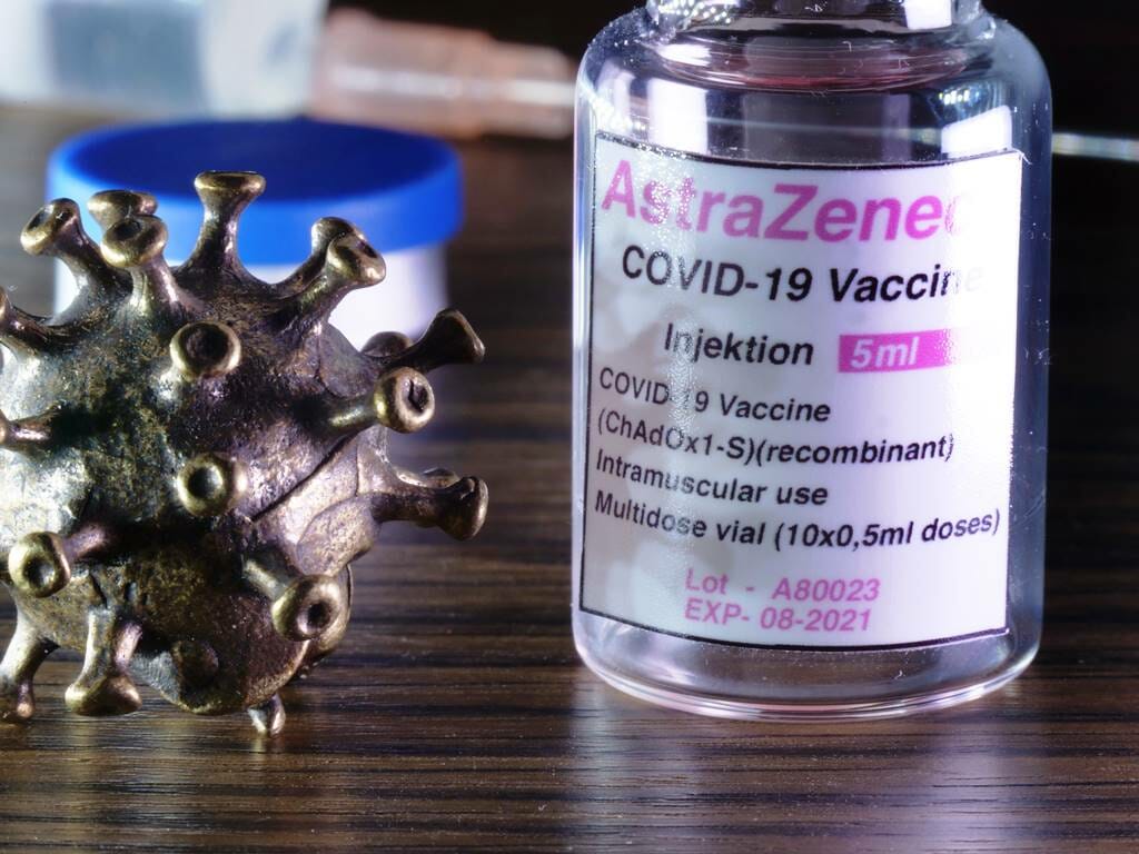 AstraZeneca-Dosen, die in den USA produziert wurden, sind im Iran verboten. (© imago images/Martin Wagner)