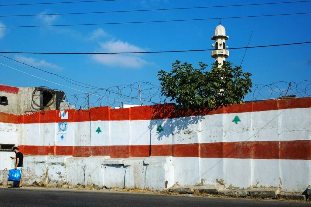 Mauer rund um das palästinensische Flüchtlingslager Ain al-Hilweh im Libanon. (© imago images/Hans Lucas)