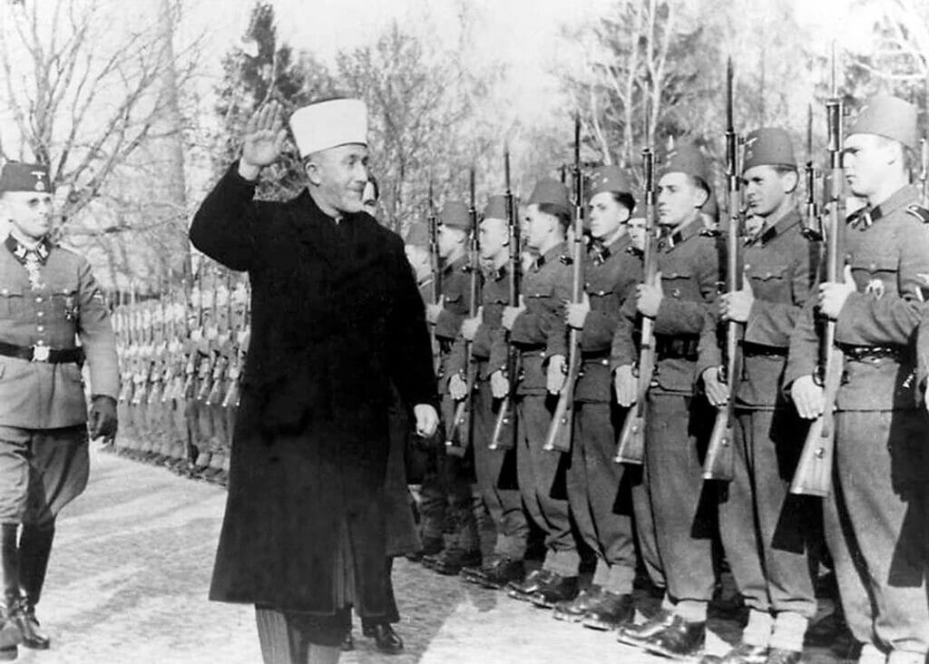 Der Mufti von Jerusalem, Amin el-Husseini, bei der Inspektion einer muslimischen SS-Einheit. (© imago images/AGB Photo)