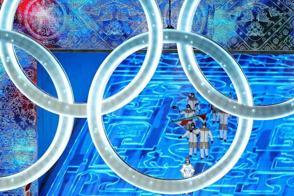 Bei der Eröffnung der Olympischen Spiele in Peking war Hossein Saveh Shemshaki der Fahnenträger der iranischen Mannschaft. (© imago images/ZUMA Wire)