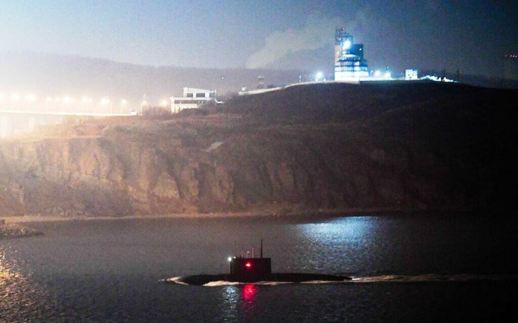 Ein russisches U-Boot passiert im November 2021 den Bosporus in der Türkei. (© imago images/ITAR-TASS)