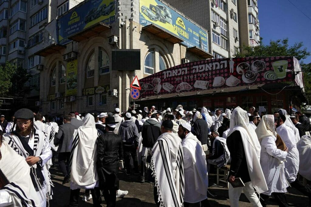Jüdische Pilger auf dem Weg zur Grabstätte von Rabbi Nachman in Breslov in der Zentralukraine. (© imago images/Ukrinform)