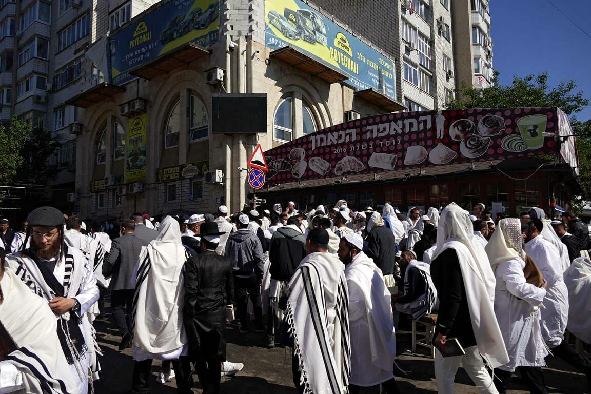 Jüdische Pilger auf dem Weg zur Grabstätte von Rabbi Nachman in Breslov in der Zentralukraine. (© imago images/Ukrinform)