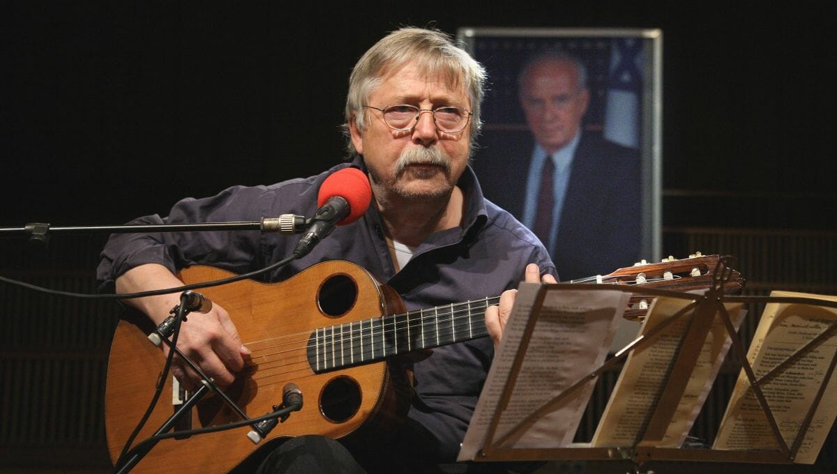Wolf Biermann spielt auf dem zwölften Yitzhak-Rabin-Gedenkkonzert im Jahr 2008