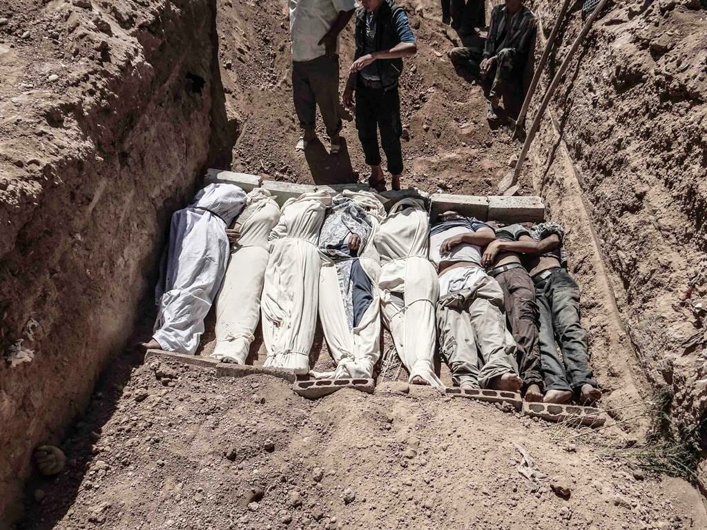 In Syrien hat Putin den hundertfachen Einsatz von Giftgas durch das syrische Regime gedeckt. Im Bild sind Opfer des Giftgasangriffs am 21. August in Gouta zu sehen. (© imago images/ZUMA Press)