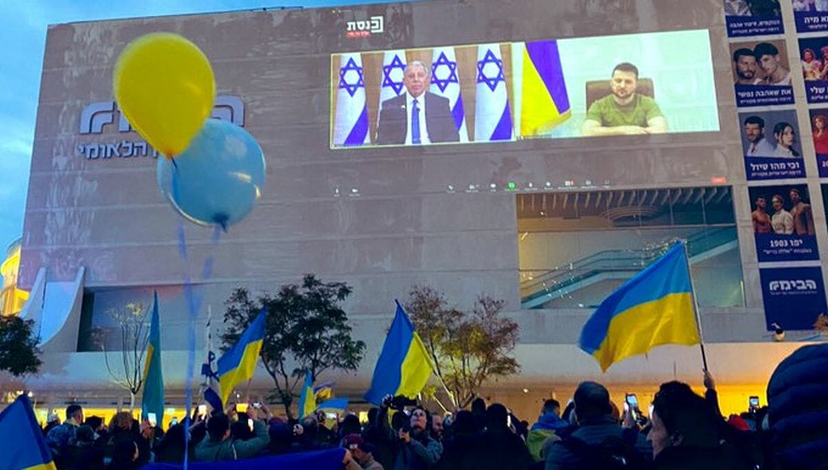 Wolodymyr Selenskijs Rede wurde auch auf dem Habima-Platz in Tel Aviv live ausgestrahlt