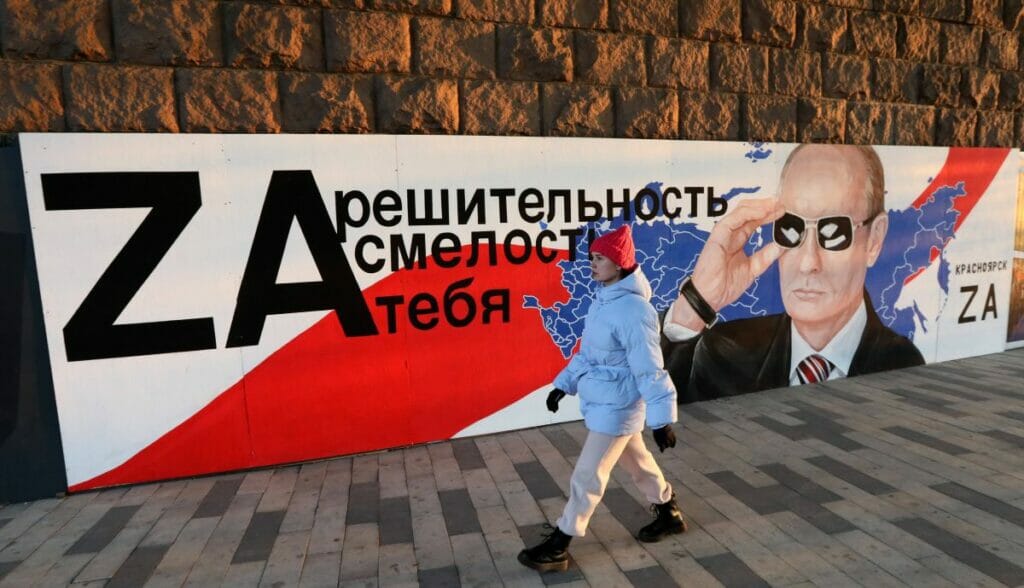 Russisches Propagandaplakat zum Krieg in der Ukraine