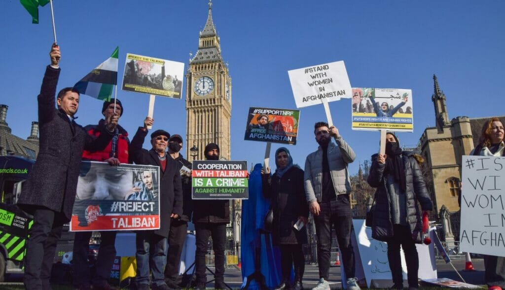 Afghaninnen in London demonstrieren am Internationalen Frauentag gegen die Taliban