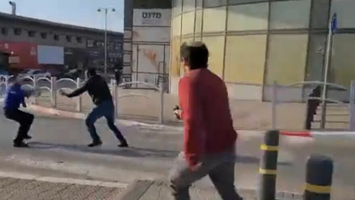 Handyvideo von der Überwältigung des Terroristen von Be'er Sheva