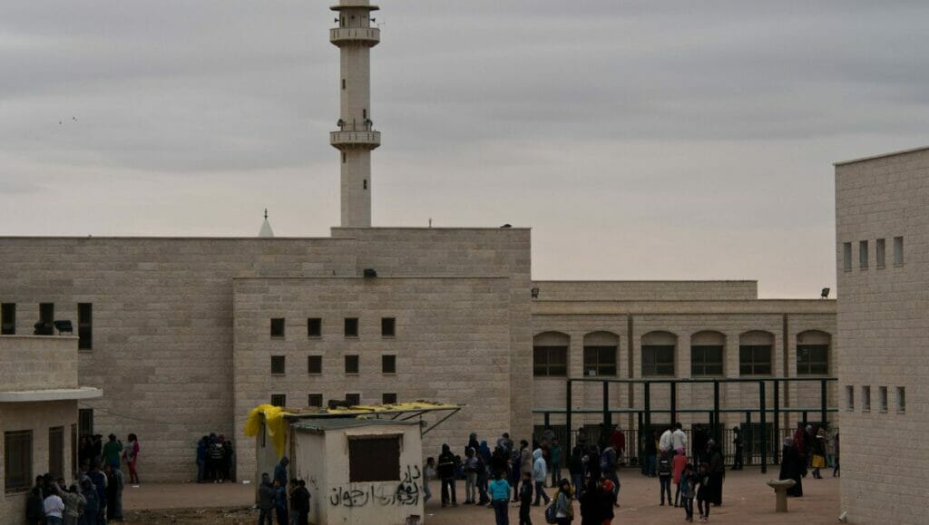 Schule und Moschee in der beduinischen Stadt Rahat in Israel