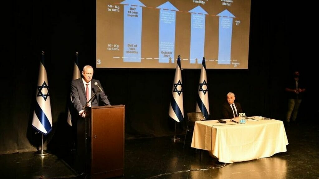 Israels Verteidigungsminister Gantz und Außenminister Lapid bei ihrem Breifing für 80 ausländische Botschafter am 6. April
