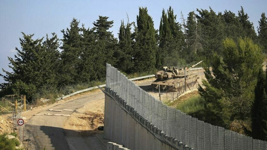 Ein israelischer Panzer patoulliert an der Grenze zum Libanon