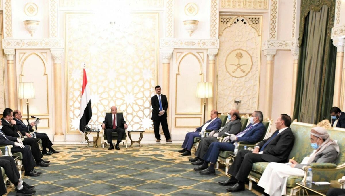 Jemens Präsident Mansur Hadi im Kreis seiner Berater in der saudischen Hauptstadt Riad