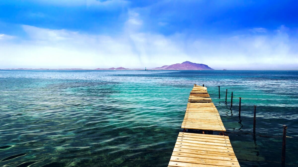 Strategisch wichtg (und bei Tauchern sehr beliebt): die Straße von Tiran im Roten Meer. (© imago images/agefotostock)