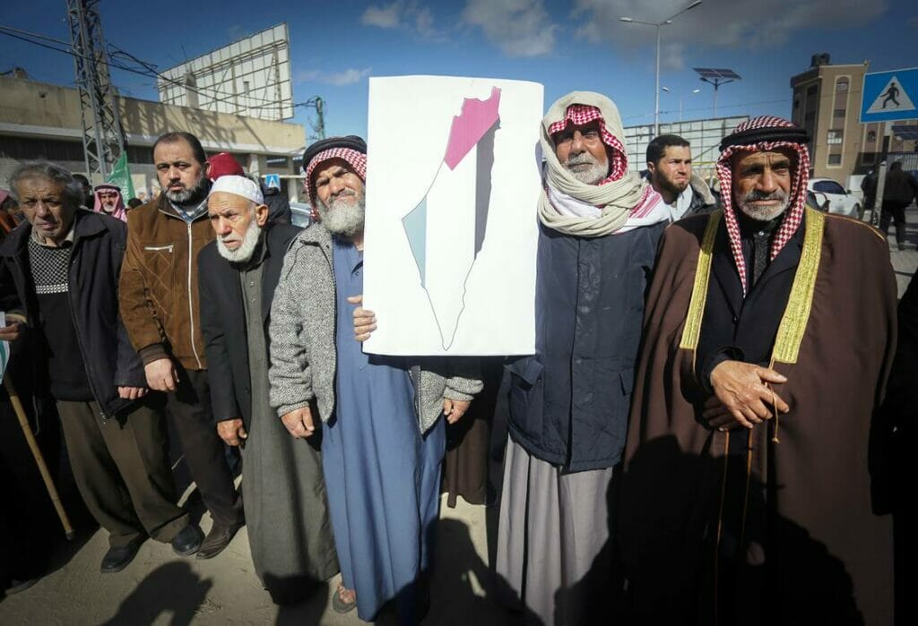 Israel wird in palästinensischen Schulbüchern haargenau so dargestellt, wie auf dem Plakat dieses Demonstranten in Gaza: es existiert nicht. (© imago images/ZUMA Wire)