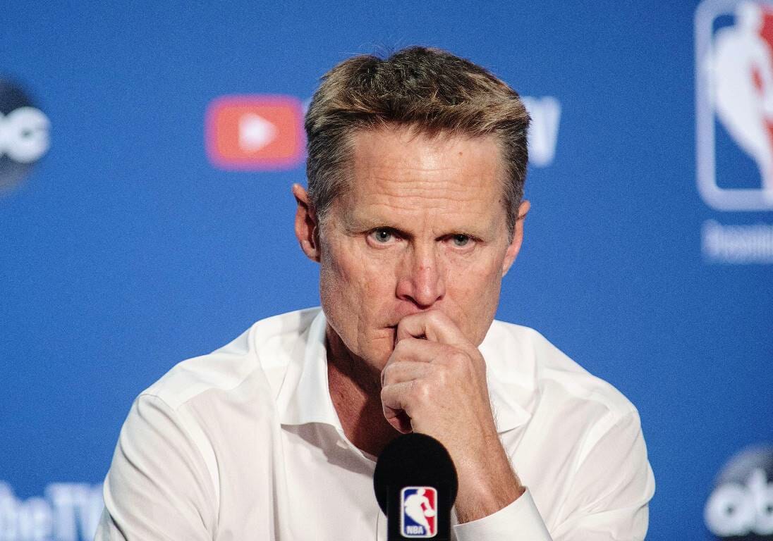 Die in den USA so häufigen Massaker wecken beim NBA-Coach Steve Kerr Erinnerungen an die Ermordung seines Vaters durch die Hisbollah. (© imago images/ZUMA Wire)