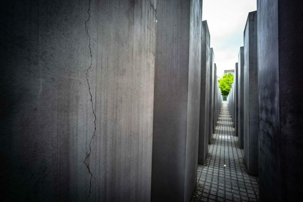 Unweit des Holocaust-Mahnmals in Berlin erhielt ein Israelhasser frenetischen Applaus von sich progressiv wähnenden Holocaust-Relativierern. (© imago images/Jürgen Ritter)