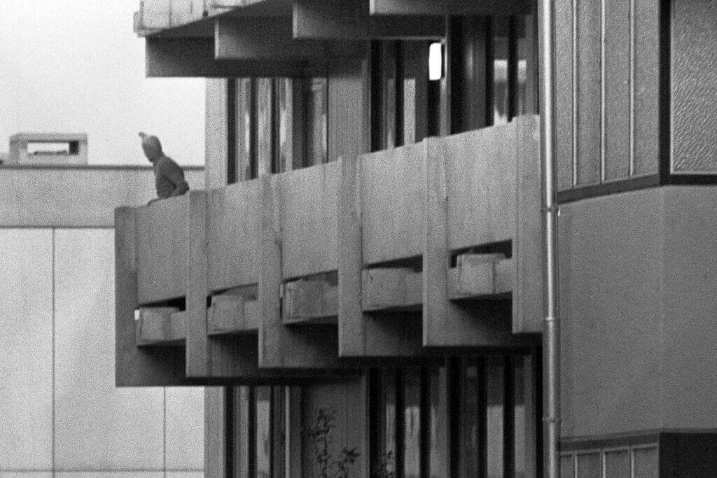 Olympia-Attentat 1972: ein palästinensischer Terrorist auf dem Balkon der israelischen Mannschaftsunterkunft. (© imago images/Sven Simon)