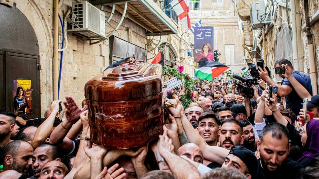 Der Sarg von Shireen Abu Akleh wird durch die Jerusalemer Altsatdt getragen