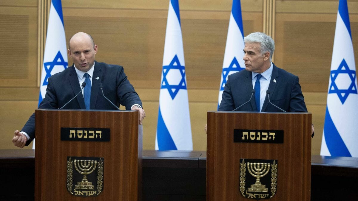 Naftali Bennett und Yair Lapid geben die Auflösung der Regierung bekannt