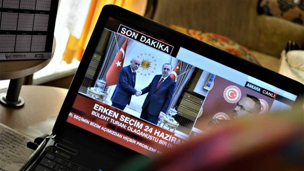MHP-Chef und Mitglied der Regierungskoalition Devlet Bahceli mit Präsident Erdogan