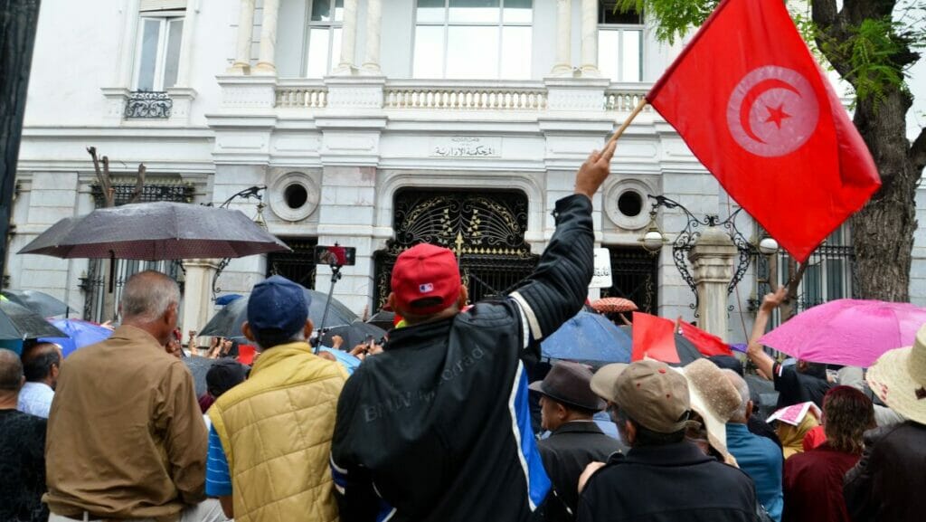 Demonstranten in Tunesien protestieren gegen den immer autoritäreren Kurs von Präsident Saied